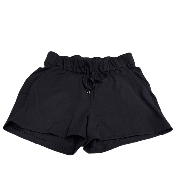 lululemon athletica Pants - Lululemon On The Fly Short 2.5” size 4 NWOT